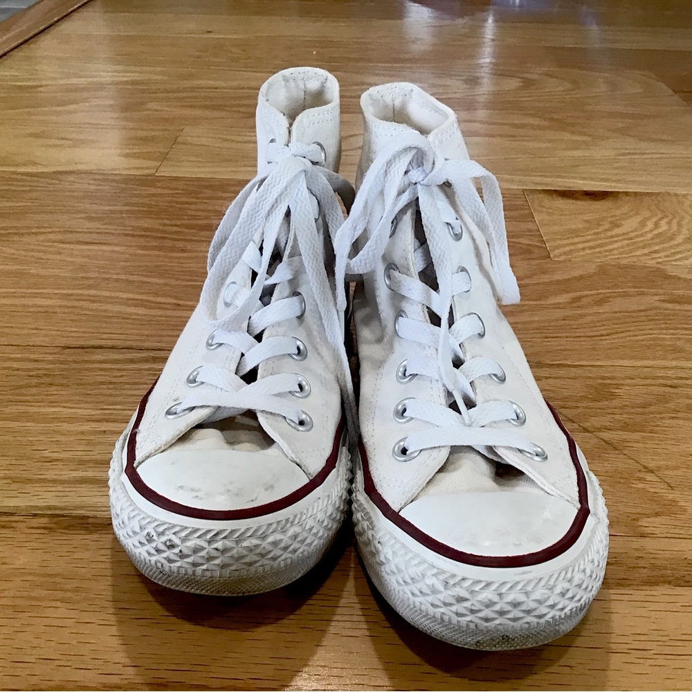 Unisex White Converse, Men’s Size 4, Women’s Size 6,